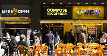 "커피만으론 못 버텨" 치킨 튀기는 카페 사장님…무슨 일?