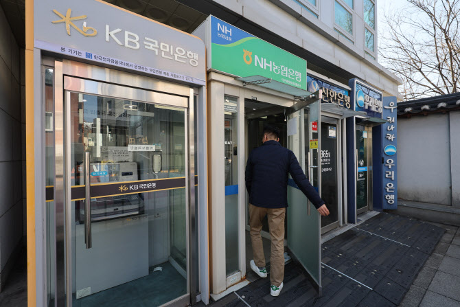 머니무브에 은행 예금금리 줄인상…인뱅·지방은행 3%대