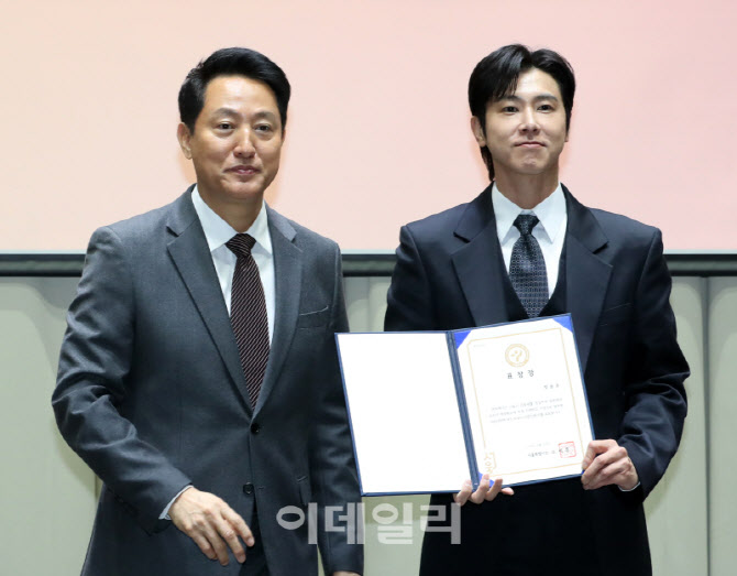  서울시 유공납세자 표창받는 정윤호                                                                                                                                                                