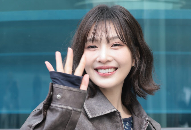 레드벨벳 조이, 봄 꽃 미소 활짝                                                                                                                                                                    