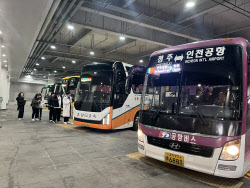 외국인 몰린 버스 터미널…"관광 안내소가 없다" [only 이데일리]