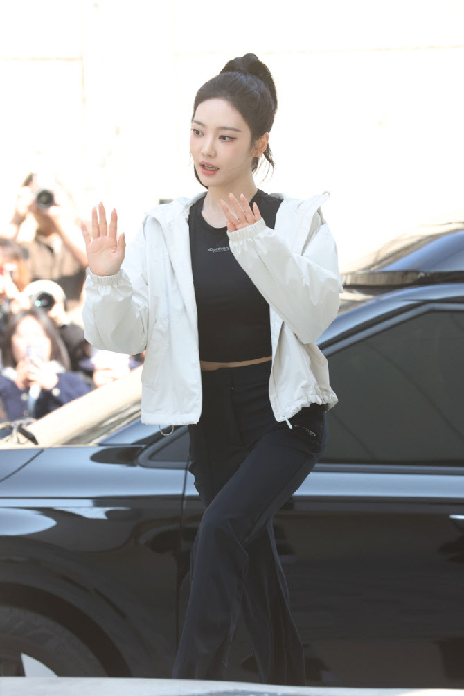 디스커버리 행사에 온 에스파 닝닝                                                                                                                                                                  