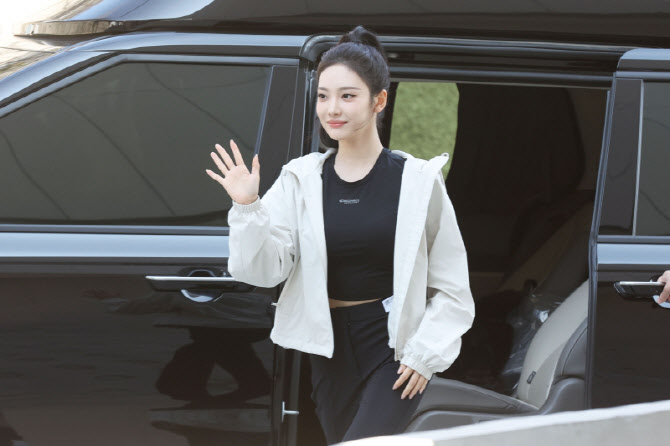 에스파 닝닝, 등장부터 시선 집중                                                                                                                                                                   