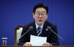 李대통령 "靑 직원들 업무 과중…필요하면 정원↑"