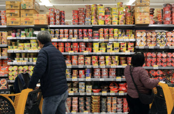 농심·삼양·오뚜기·팔도 ‘라면값’ 줄줄이 내렸다...가격은?(종합)