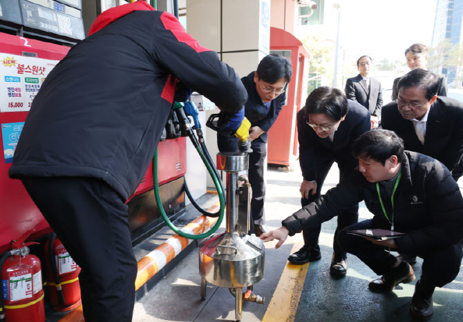 주유소 정량기준탱크 관련 설명 듣는 김정관 장관                                                                                                                                                    