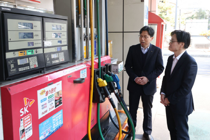 한국석유관리원 관계자 설명 듣는 김정관 장관                                                                                                                                                       