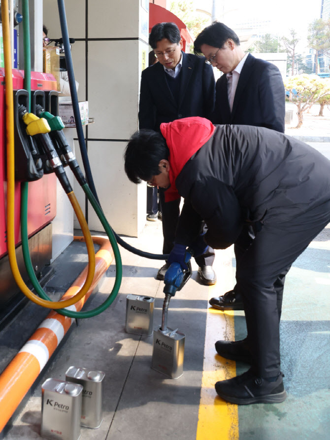 김정관 장관, 최고가격제 첫날 주유소 방문                                                                                                                                                          