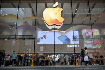 애플, 중국서 한발 물러섰다...“앱스토어 수수료율 인하”