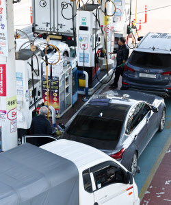 기름값 부담 커졌는데…주유 할인 카드 써볼까 [오늘의 머니 팁]