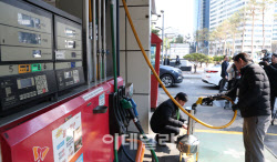 석유 최고가제 시행 이틀째...기름값 두자릿수 하락