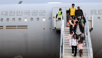 軍수송기로 도착한 국민 204명…李대통령 "원팀 협력 성과"(종합)
