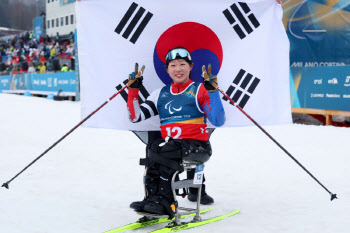 李 대통령, 패럴림픽 김윤지에 "새 역사 썼다"...韓 최초 '메달 5개' 축하