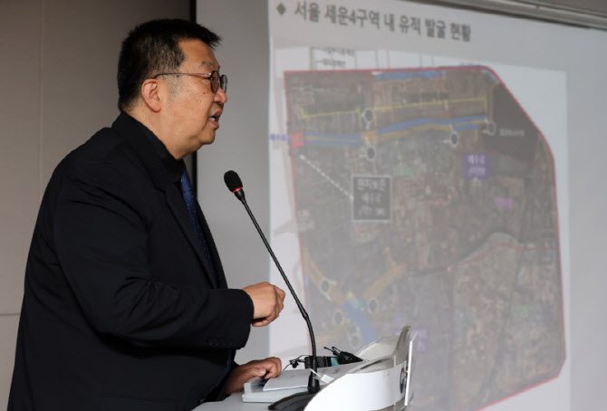 세운4구역 내 불법행위 설명하는 이종훈 국가유산청 역사유적정책관                                                                                                                                   