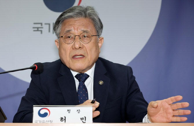 취재진 질의에 답하는 허민 국가유산청장                                                                                                                                                            
