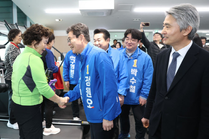 구로 시민들과 인사 나누는 정원오 서울시장 예비후보                                                                                                                                                