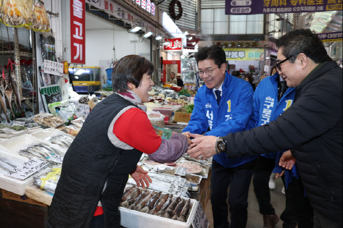 정원오 서울시장 예비후보, 남구로시장 상인과 인사                                                                                                                                                  
