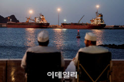 국제유가, 호르무즈 해협 긴장 완화 기대…5%대 하락