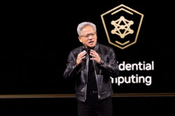 젠슨 황 "그록 기반 새 AI칩, 삼성서 생산해 하반기 출시"(상보)