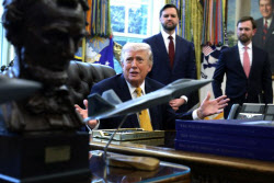 트럼프 “이란 새 지도자, 생존 여부 확실치 않아”