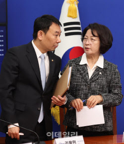 [포토]검찰개혁 관련 긴급 기자회견, '대화하는 추미애-김용민'                                                                                                                                   