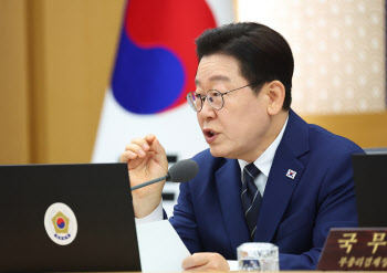 [속보] 李대통령 “車5부제 등 에너지 대책수립…필요시 수출통제 검토”