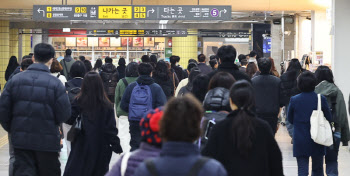 "차키 대신 교통카드"...고유가에 지하철에 몸 싣는 시민들