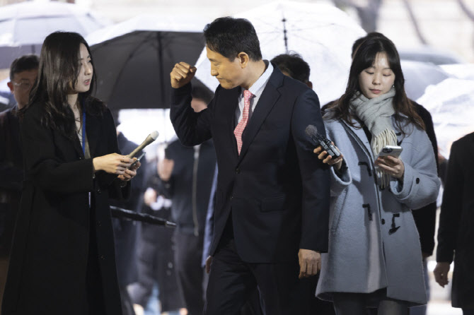 주먹 불끈 쥔 오세훈 서울시장                                                                                                                                                                      