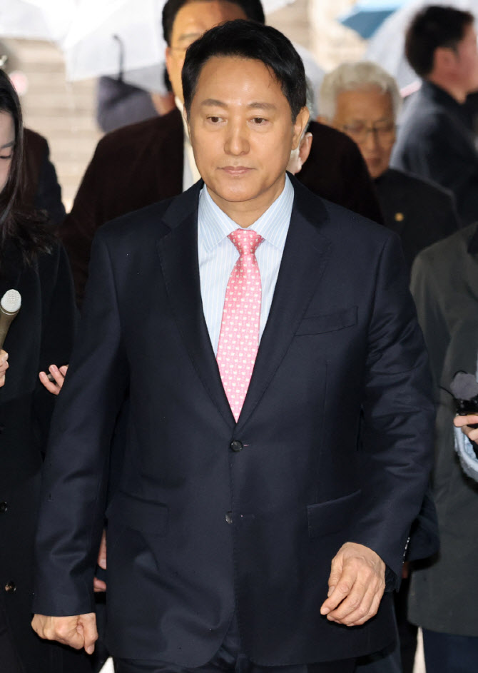 법원 들어서는 오세훈 시장                                                                                                                                                                         