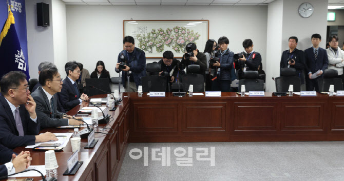 민생 입법과제 점검 당·정협의회, '의원들은 어디에?'                                                                                                                                     