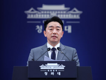 [속보]강훈식 “UAE, 한국에 최우선 원유 공급 약속..1800만 배럴 확보”