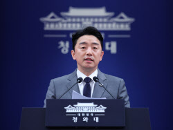 [속보]강훈식 “UAE, 한국에 최우선 원유 공급 약속..1800만 배럴 확보”