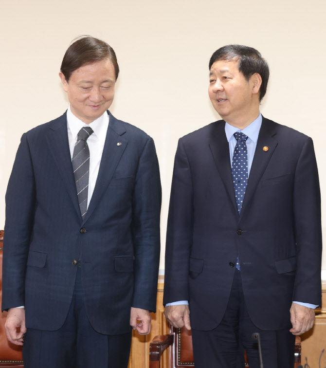 대화 나누는 구윤철 부총리-이찬진 금감원장                                                                                                                                                         