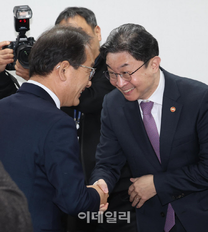 당정협의, '악수하는 이억원-강준헌'                                                                                                                                                      