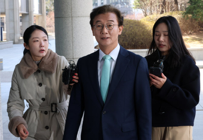 취재진 질의받는 전재수 더불어민주당 의원                                                                                                                                                          