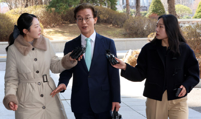 질의에 답하는 전재수 더불어민주당 의원                                                                                                                                                            