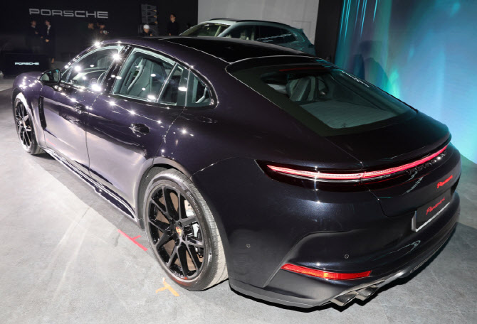 포르쉐 파나메라 레드 익스클루시브의 뒤태                                                                                                                                                          