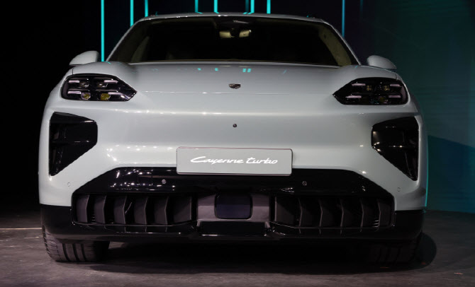 포르쉐 카이엔 터보 일렉트릭의 앞모습                                                                                                                                                              