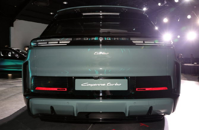 포르쉐 카이엔 터보 일렉트릭의 뒤태                                                                                                                                                                