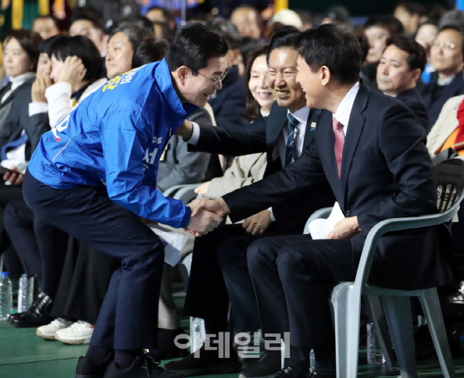  악수하는 오세훈 시장과 정원오 예비 후보                                                                                                                                                          