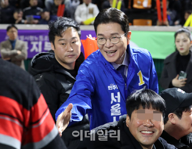  환경공무관과 인사하는 정원오 예비후보                                                                                                                                                            