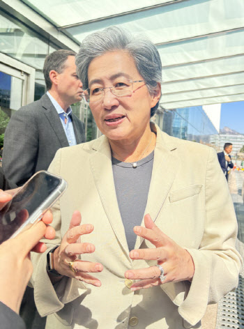 삼성·네이버에 靑까지…韓 점찍은 AMD 리사수 '광폭 행보'