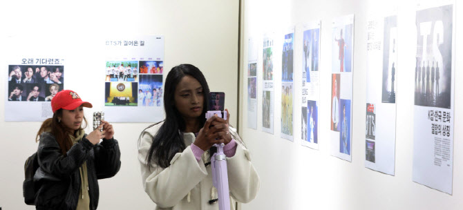 외국인 아미들 눈길 사로잡은 일간스포츠 BTS특집판                                                                                                                                                  