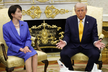 트럼프, 日에 “더 나서라” 압박…‘진주만’ 발언에 어색한 기류도(종합)