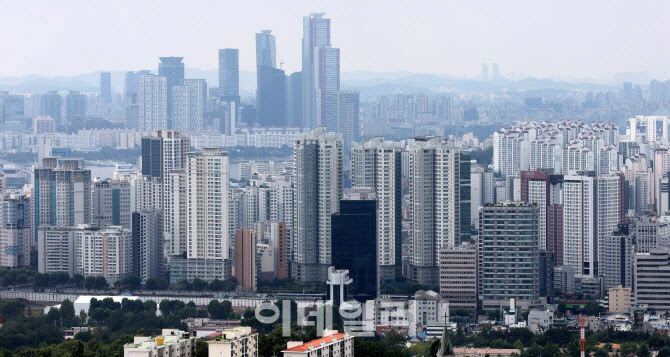 월급 한 푼도 안 쓰고 26년 모아야 서울 아파트 산다