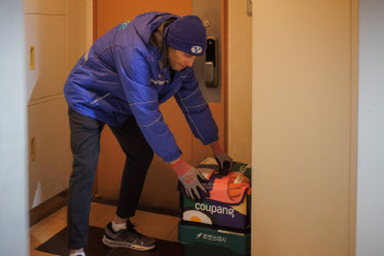 로저스 쿠팡 대표, 새벽배송 직접 뛰었다…'신뢰 회복' 시험대