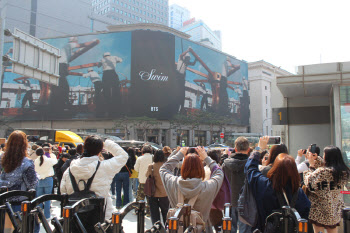 BTS 뮤비만 떠도 '찰칵찰칵'…'아미' 운집한 명동은 축제 분위기