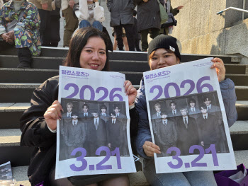 "눈물이 왈칵"…BTS 컴백 D-1, 광화문·명동 벌써 '후끈'[르포]