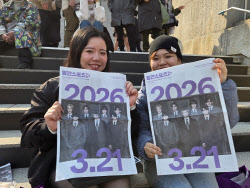 "눈물이 왈칵"…BTS 컴백 D-1, 광화문·명동 벌써 '후끈'[르포]