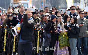 "기념품 사러 일찍"…`두근두근` 보랏빛 팬심, 북적이는 광화문